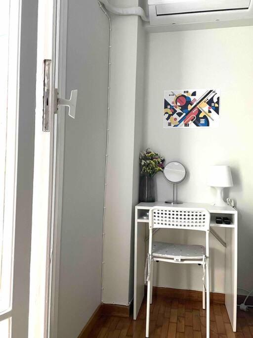 Bauhaus Studio-semi Basement Apartment *
